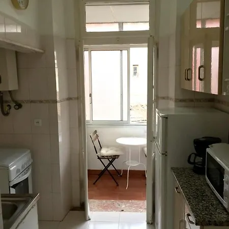 2 Bedrooms With Furnished Balcony And Wifi At Apartman Lisboa